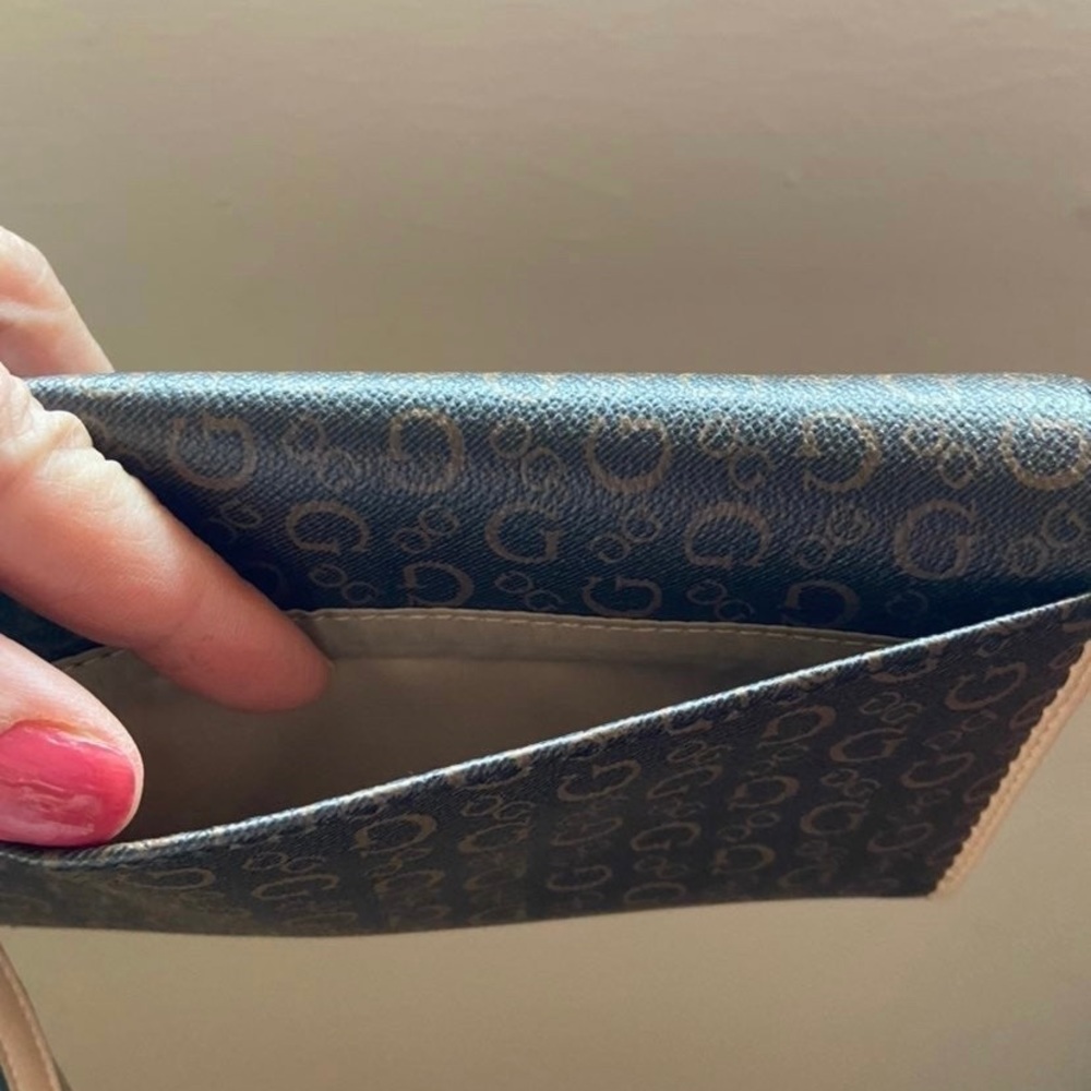 Guess Wallet - Picture 2 of 6